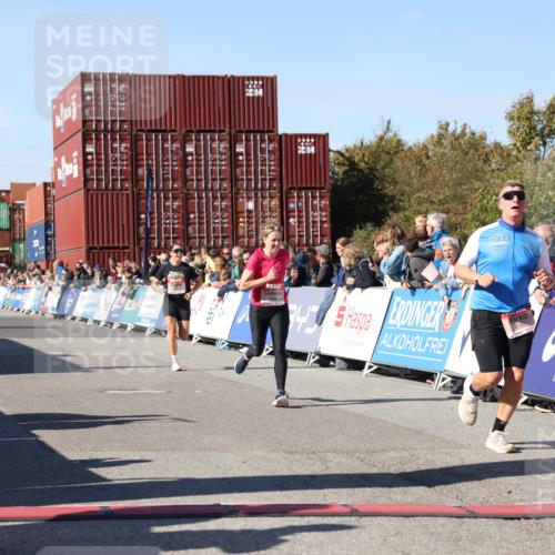 03.10.2025 - Köhlbrandbrückenlauf Lena Gebhardt http://msf.ph/oto/9043676 03.10.2025 12:59:46 Ziel 4074, 4111, 4215, 4270, 4475, 6142, 6254, 6364, 6601, 6616, 6654, 6754 meine-sportfotos.de