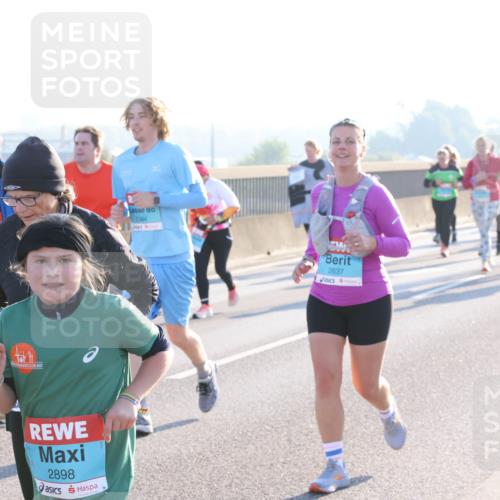 03.10.2025 - Köhlbrandbrückenlauf Lena Gebhardt http://msf.ph/oto/9043679 03.10.2025 09:26:47 Position 1 2384, 2898, 2637, 1 meine-sportfotos.de