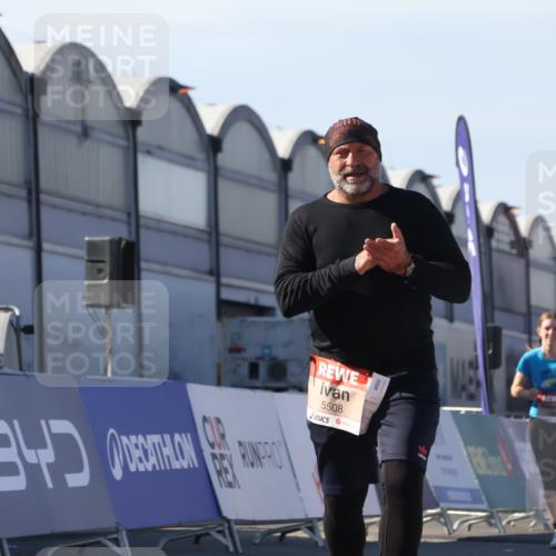 03.10.2025 - Köhlbrandbrückenlauf Luisa Fischer http://msf.ph/oto/9043684 03.10.2025 13:39:43 Ziel 4621, 5176, 5508 meine-sportfotos.de