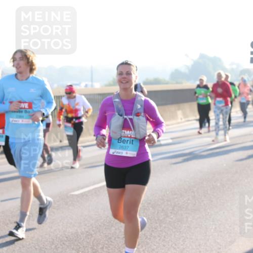 03.10.2025 - Köhlbrandbrückenlauf Lena Gebhardt http://msf.ph/oto/9043687 03.10.2025 09:26:48 Position 1 2384, 2637 meine-sportfotos.de