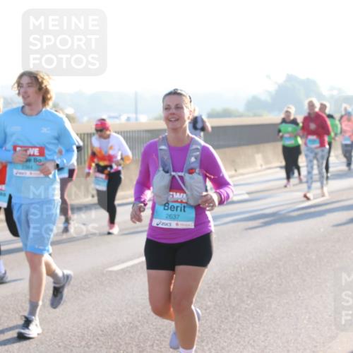 03.10.2025 - Köhlbrandbrückenlauf Lena Gebhardt http://msf.ph/oto/9043692 03.10.2025 09:26:48 Position 1 2637 meine-sportfotos.de