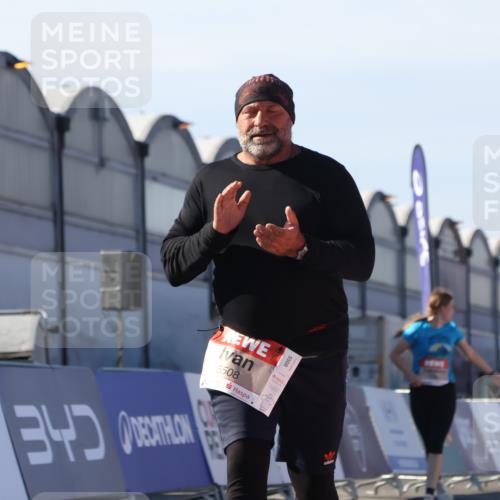 03.10.2025 - Köhlbrandbrückenlauf Luisa Fischer http://msf.ph/oto/9043697 03.10.2025 13:39:44 Ziel 4621, 5176, 5508 meine-sportfotos.de
