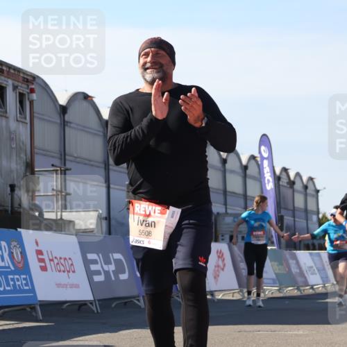 03.10.2025 - Köhlbrandbrückenlauf Luisa Fischer http://msf.ph/oto/9043712 03.10.2025 13:39:45 Ziel 5264, 5508 meine-sportfotos.de