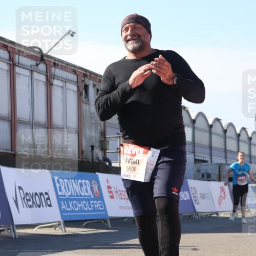 03.10.2025 - Köhlbrandbrückenlauf Luisa Fischer http://msf.ph/oto/9043723 03.10.2025 13:39:46 Ziel 5264, 5508, 6399, 6400 meine-sportfotos.de