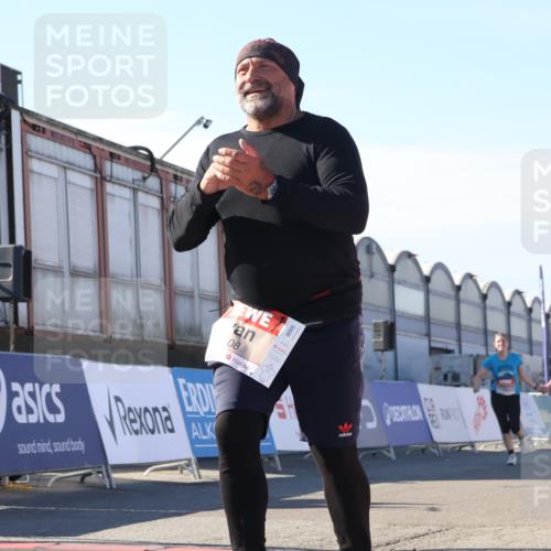 03.10.2025 - Köhlbrandbrückenlauf Luisa Fischer http://msf.ph/oto/9043728 03.10.2025 13:39:46 Ziel 5264, 5508, 6399, 6400 meine-sportfotos.de