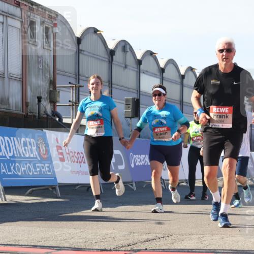 03.10.2025 - Köhlbrandbrückenlauf Luisa Fischer http://msf.ph/oto/9043758 03.10.2025 13:39:49 Ziel 5264, 5484, 5508, 5565, 5566, 6399, 6400, 6401, 6403 meine-sportfotos.de