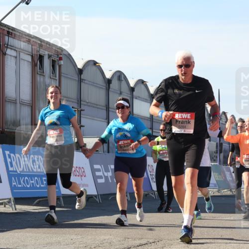 03.10.2025 - Köhlbrandbrückenlauf Luisa Fischer http://msf.ph/oto/9043773 03.10.2025 13:39:50 Ziel 5264, 5484, 5508, 5565, 5566, 6399, 6400, 6401, 6403 meine-sportfotos.de