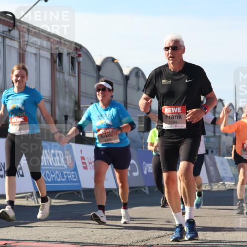 03.10.2025 - Köhlbrandbrückenlauf Luisa Fischer http://msf.ph/oto/9043788 03.10.2025 13:39:50 Ziel 5264, 5484, 5508, 5565, 5566, 6399, 6400, 6401, 6403 meine-sportfotos.de