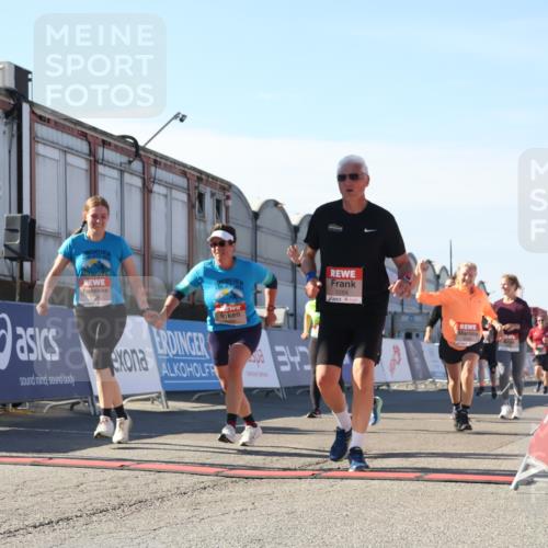 03.10.2025 - Köhlbrandbrückenlauf Luisa Fischer http://msf.ph/oto/9043792 03.10.2025 13:39:51 Ziel 5264, 5484, 5487, 5508, 5565, 5566, 6399, 6400, 6401, 6403 meine-sportfotos.de