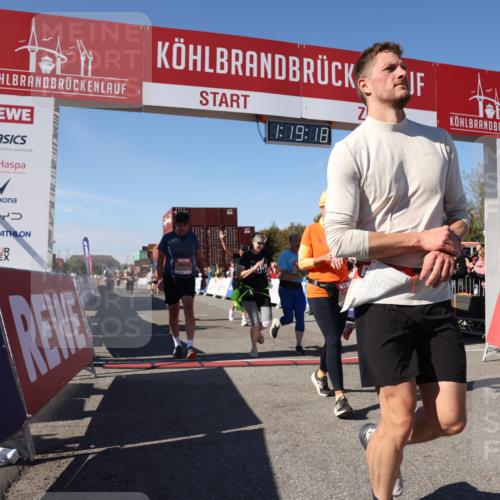 03.10.2025 - Köhlbrandbrückenlauf Lena Gebhardt http://msf.ph/oto/9043796 03.10.2025 13:19:18 Ziel 4143, 4593, 4631, 4632, 4690, 4725, 4727, 4816, 4828, 4876, 4996, 5443, 5451, 5853, 5858, 6057, 6088, 6225, 6226, 6230, 6576 meine-sportfotos.de