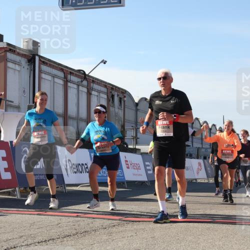 03.10.2025 - Köhlbrandbrückenlauf Luisa Fischer http://msf.ph/oto/9043800 03.10.2025 13:39:51 Ziel 5264, 5484, 5487, 5508, 5565, 5566, 6399, 6400, 6401, 6403 meine-sportfotos.de