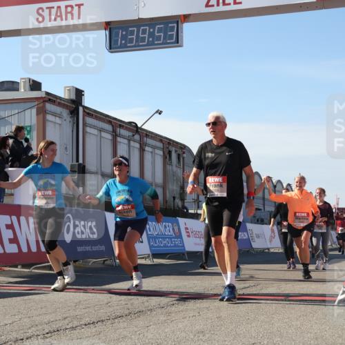 03.10.2025 - Köhlbrandbrückenlauf Luisa Fischer http://msf.ph/oto/9043804 03.10.2025 13:39:51 Ziel 5264, 5484, 5487, 5508, 5565, 5566, 6399, 6400, 6401, 6403 meine-sportfotos.de