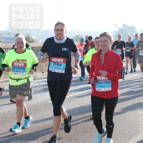 03.10.2025 - Köhlbrandbrückenlauf Lena Gebhardt http://msf.ph/oto/9043819 03.10.2025 09:26:53 Position 1 2011, 2741, 3142, 3604 meine-sportfotos.de