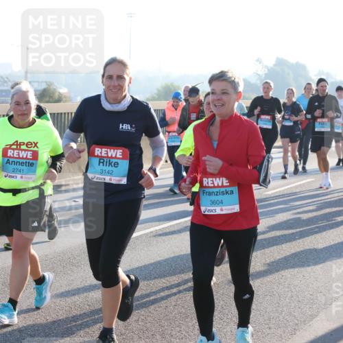 03.10.2025 - Köhlbrandbrückenlauf Lena Gebhardt http://msf.ph/oto/9043823 03.10.2025 09:26:53 Position 1 2011, 2741, 3142, 3604 meine-sportfotos.de