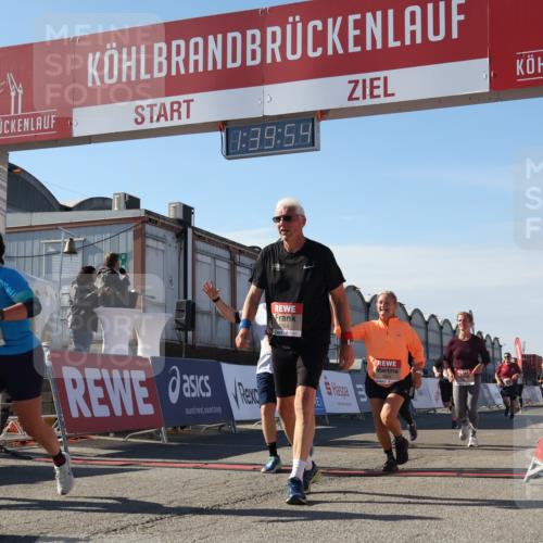 03.10.2025 - Köhlbrandbrückenlauf Luisa Fischer http://msf.ph/oto/9043826 03.10.2025 13:39:53 Ziel 5264, 5484, 5487, 5508, 5565, 5566, 6399, 6400, 6401, 6403, 6522 meine-sportfotos.de