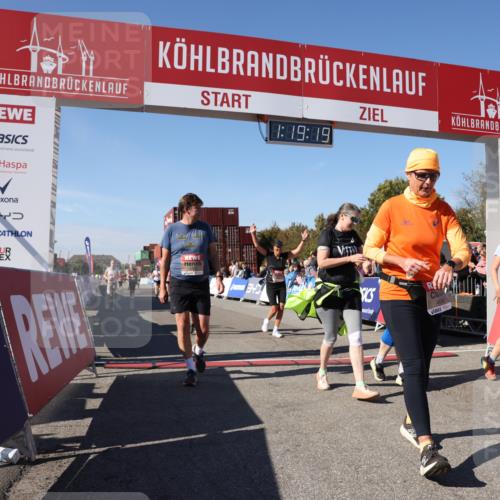 03.10.2025 - Köhlbrandbrückenlauf Lena Gebhardt http://msf.ph/oto/9043830 03.10.2025 13:19:19 Ziel 4143, 4593, 4631, 4632, 4690, 4725, 4727, 4816, 4828, 4996, 5443, 5451, 5853, 5858, 6057, 6225, 6226, 6230, 6576 meine-sportfotos.de