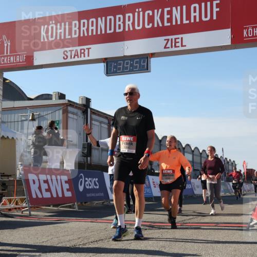 03.10.2025 - Köhlbrandbrückenlauf Luisa Fischer http://msf.ph/oto/9043832 03.10.2025 13:39:53 Ziel 5264, 5484, 5487, 5508, 5565, 5566, 6399, 6400, 6401, 6403, 6522 meine-sportfotos.de