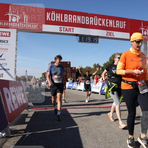 03.10.2025 - Köhlbrandbrückenlauf Lena Gebhardt http://msf.ph/oto/9043836 03.10.2025 13:19:19 Ziel 4143, 4593, 4631, 4632, 4690, 4725, 4727, 4816, 4828, 4996, 5443, 5451, 5853, 5858, 6057, 6225, 6226, 6230, 6576 meine-sportfotos.de