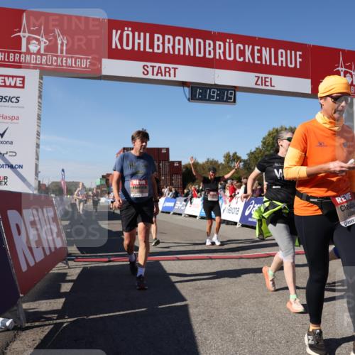 03.10.2025 - Köhlbrandbrückenlauf Lena Gebhardt http://msf.ph/oto/9043841 03.10.2025 13:19:19 Ziel 4143, 4593, 4631, 4632, 4690, 4725, 4727, 4816, 4828, 4996, 5443, 5451, 5853, 5858, 6057, 6225, 6226, 6230, 6576 meine-sportfotos.de