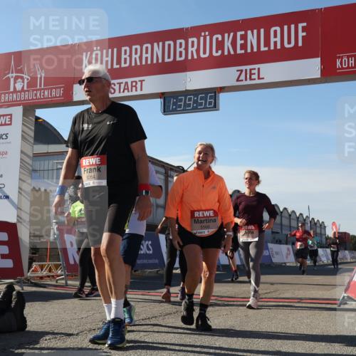 03.10.2025 - Köhlbrandbrückenlauf Luisa Fischer http://msf.ph/oto/9043857 03.10.2025 13:39:55 Ziel 5264, 5484, 5487, 5508, 5565, 5566, 5831, 5832, 5835, 6399, 6400, 6401, 6403, 6522 meine-sportfotos.de