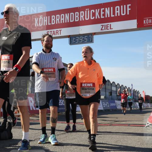 03.10.2025 - Köhlbrandbrückenlauf Luisa Fischer http://msf.ph/oto/9043866 03.10.2025 13:39:55 Ziel 5264, 5484, 5487, 5508, 5565, 5566, 5831, 5832, 5835, 6399, 6400, 6401, 6403, 6522 meine-sportfotos.de