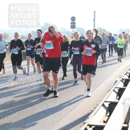 03.10.2025 - Köhlbrandbrückenlauf Lena Gebhardt http://msf.ph/oto/9043872 03.10.2025 09:26:54 Position 1 3054, 2632, 31 meine-sportfotos.de