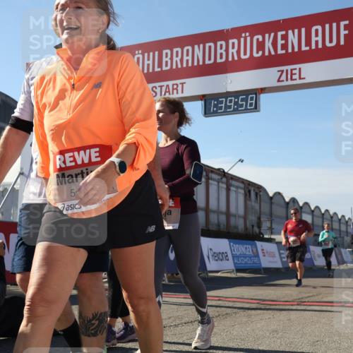 03.10.2025 - Köhlbrandbrückenlauf Luisa Fischer http://msf.ph/oto/9043890 03.10.2025 13:39:57 Ziel 5264, 5484, 5487, 5565, 5566, 5831, 5832, 5835, 6399, 6400, 6401, 6403, 6522 meine-sportfotos.de