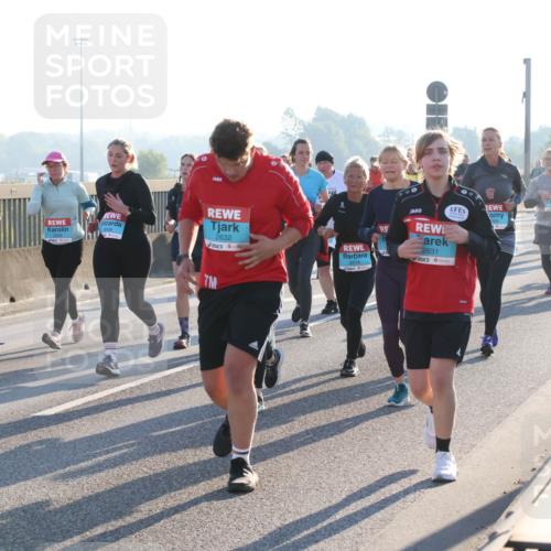 03.10.2025 - Köhlbrandbrückenlauf Lena Gebhardt http://msf.ph/oto/9043892 03.10.2025 09:26:55 Position 1 3054, 2632, 2574, 2631 meine-sportfotos.de