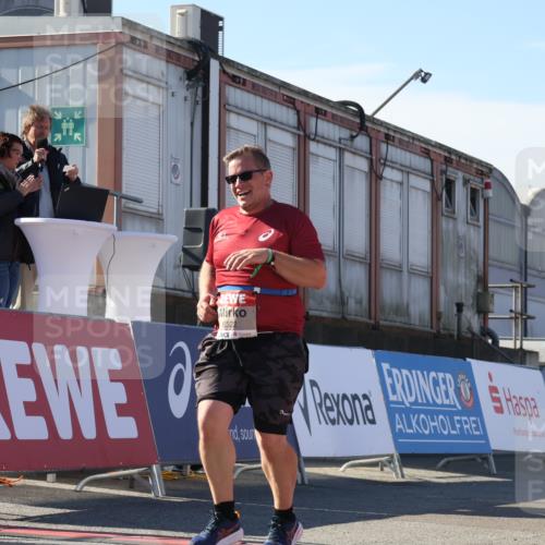 03.10.2025 - Köhlbrandbrückenlauf Luisa Fischer http://msf.ph/oto/9043902 03.10.2025 13:39:58 Ziel 5264, 5484, 5487, 5565, 5566, 5831, 5832, 5835, 6399, 6400, 6401, 6403, 6522 meine-sportfotos.de