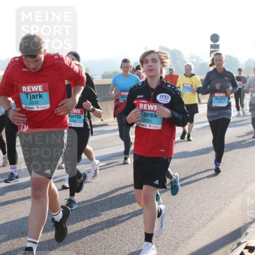 03.10.2025 - Köhlbrandbrückenlauf Lena Gebhardt http://msf.ph/oto/9043905 03.10.2025 09:26:56 Position 1 2632, 3306, 2631, 37943 meine-sportfotos.de