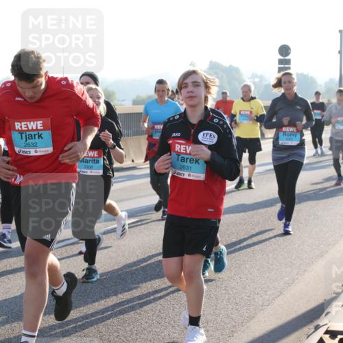 03.10.2025 - Köhlbrandbrückenlauf Lena Gebhardt http://msf.ph/oto/9043909 03.10.2025 09:26:56 Position 1 2632, 3306, 2631 meine-sportfotos.de