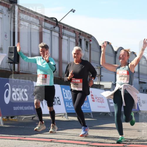 03.10.2025 - Köhlbrandbrückenlauf Luisa Fischer http://msf.ph/oto/9043928 03.10.2025 13:40:00 Ziel 5264, 5484, 5487, 5565, 5566, 5831, 5832, 5835, 6399, 6400, 6401, 6403, 6522 meine-sportfotos.de