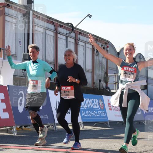 03.10.2025 - Köhlbrandbrückenlauf Luisa Fischer http://msf.ph/oto/9043933 03.10.2025 13:40:00 Ziel 5264, 5484, 5487, 5565, 5566, 5831, 5832, 5835, 6399, 6400, 6401, 6403, 6522 meine-sportfotos.de
