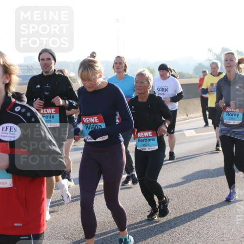 03.10.2025 - Köhlbrandbrückenlauf Lena Gebhardt http://msf.ph/oto/9043936 03.10.2025 09:26:57 Position 1 2631, 3565, 2574, 2023, 2320 meine-sportfotos.de