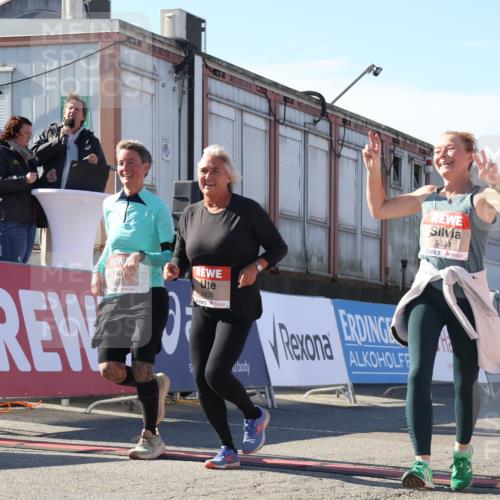 03.10.2025 - Köhlbrandbrückenlauf Luisa Fischer http://msf.ph/oto/9043940 03.10.2025 13:40:01 Ziel 5264, 5484, 5487, 5565, 5566, 5831, 5832, 5835, 6399, 6400, 6401, 6403, 6522 meine-sportfotos.de