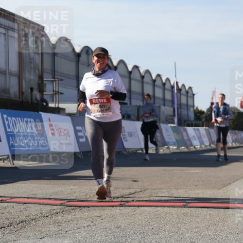 03.10.2025 - Köhlbrandbrückenlauf Luisa Fischer http://msf.ph/oto/9043966 03.10.2025 13:40:23 Ziel 5613, 6284 meine-sportfotos.de