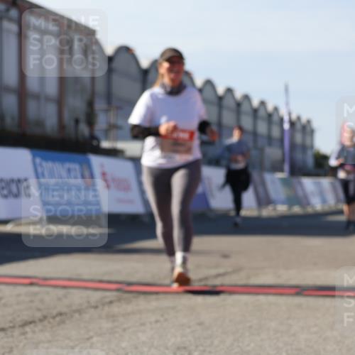 03.10.2025 - Köhlbrandbrückenlauf Luisa Fischer http://msf.ph/oto/9043973 03.10.2025 13:40:23 Ziel 5613, 6284 meine-sportfotos.de