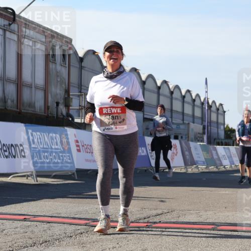 03.10.2025 - Köhlbrandbrückenlauf Luisa Fischer http://msf.ph/oto/9043979 03.10.2025 13:40:24 Ziel 5270, 5613, 6245, 6278, 6284 meine-sportfotos.de