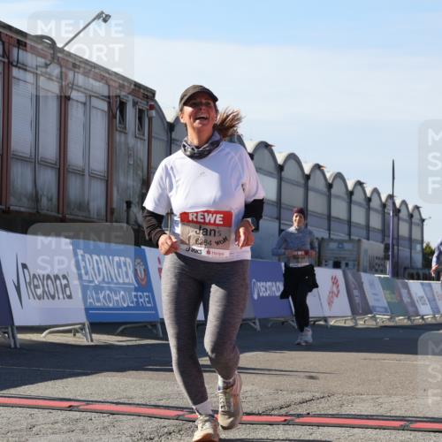 03.10.2025 - Köhlbrandbrückenlauf Luisa Fischer http://msf.ph/oto/9043984 03.10.2025 13:40:24 Ziel 5270, 5613, 6245, 6278, 6284 meine-sportfotos.de