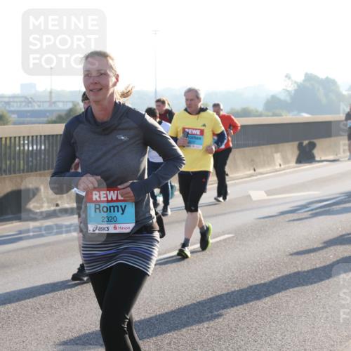 03.10.2025 - Köhlbrandbrückenlauf Lena Gebhardt http://msf.ph/oto/9043989 03.10.2025 09:26:59 Position 1 2320 meine-sportfotos.de