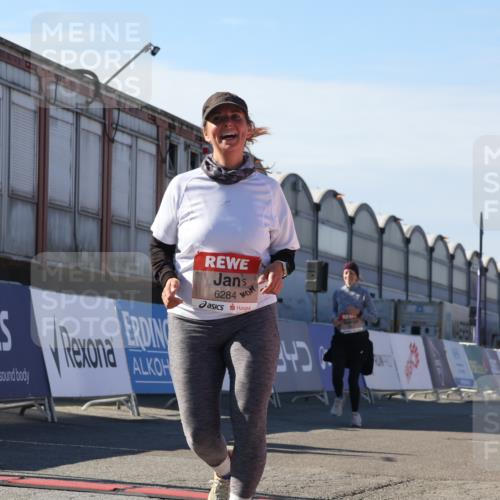 03.10.2025 - Köhlbrandbrückenlauf Luisa Fischer http://msf.ph/oto/9043990 03.10.2025 13:40:24 Ziel 5270, 5613, 6245, 6278, 6284 meine-sportfotos.de