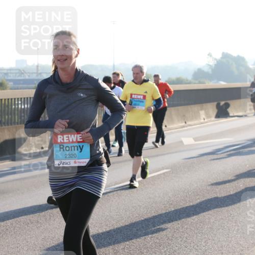 03.10.2025 - Köhlbrandbrückenlauf Lena Gebhardt http://msf.ph/oto/9043992 03.10.2025 09:26:59 Position 1 2320 meine-sportfotos.de