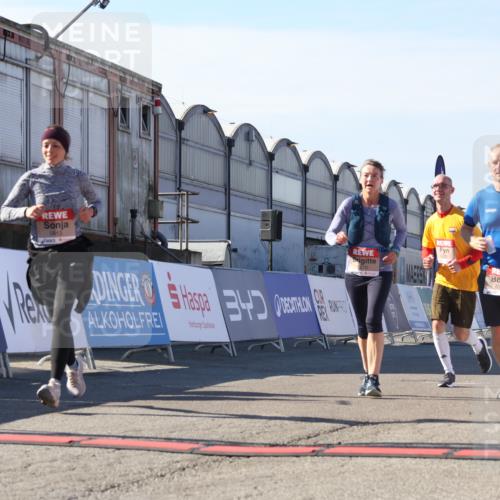 03.10.2025 - Köhlbrandbrückenlauf Luisa Fischer http://msf.ph/oto/9044014 03.10.2025 13:40:27 Ziel 5270, 5613, 6245, 6278, 6284 meine-sportfotos.de
