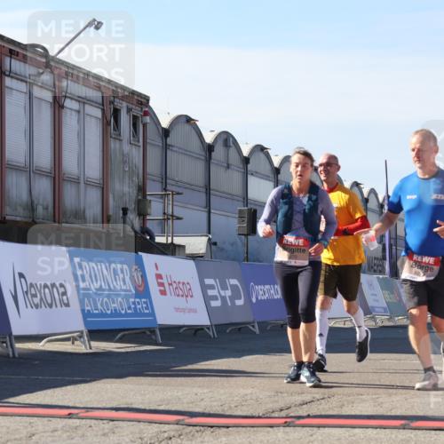03.10.2025 - Köhlbrandbrückenlauf Luisa Fischer http://msf.ph/oto/9044026 03.10.2025 13:40:28 Ziel 5270, 5613, 6245, 6278, 6284 meine-sportfotos.de