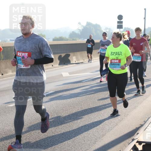 03.10.2025 - Köhlbrandbrückenlauf Lena Gebhardt http://msf.ph/oto/9044037 03.10.2025 09:27:01 Position 1 27, 2439, 1800 meine-sportfotos.de
