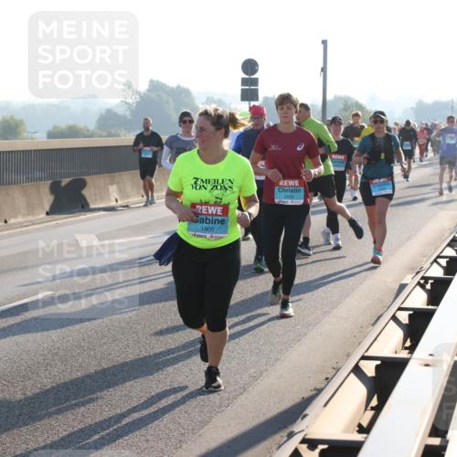 03.10.2025 - Köhlbrandbrückenlauf Lena Gebhardt http://msf.ph/oto/9044044 03.10.2025 09:27:01 Position 1 1800, 2439 meine-sportfotos.de