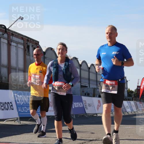 03.10.2025 - Köhlbrandbrückenlauf Luisa Fischer http://msf.ph/oto/9044045 03.10.2025 13:40:29 Ziel 5270, 5613, 6245, 6278, 6284 meine-sportfotos.de
