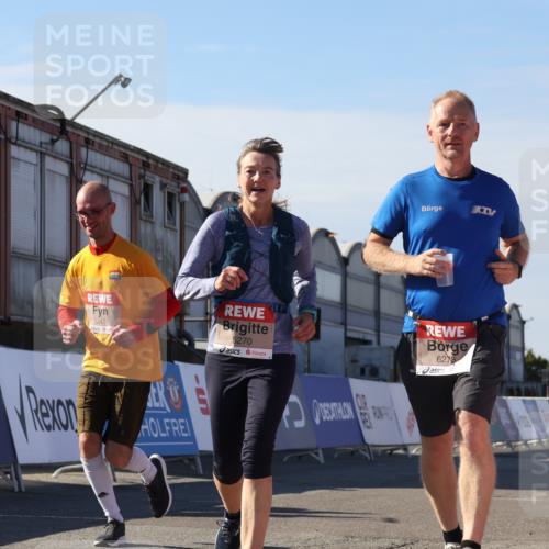 03.10.2025 - Köhlbrandbrückenlauf Luisa Fischer http://msf.ph/oto/9044049 03.10.2025 13:40:29 Ziel 5270, 5613, 6245, 6278, 6284 meine-sportfotos.de
