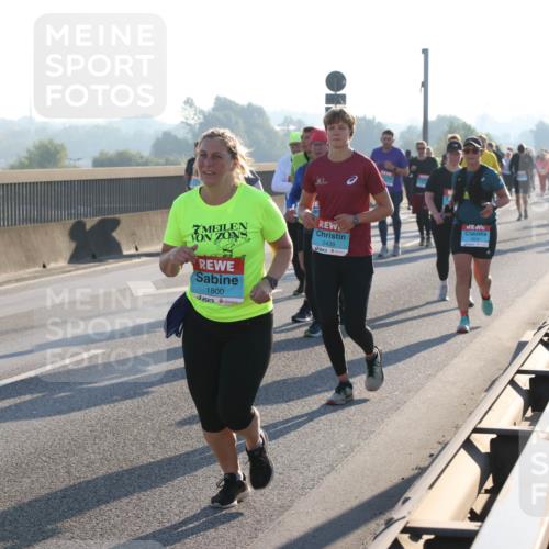 03.10.2025 - Köhlbrandbrückenlauf Lena Gebhardt http://msf.ph/oto/9044061 03.10.2025 09:27:01 Position 1 1800, 2439 meine-sportfotos.de