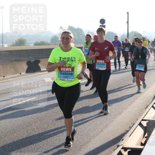 03.10.2025 - Köhlbrandbrückenlauf Lena Gebhardt http://msf.ph/oto/9044073 03.10.2025 09:27:01 Position 1 1800, 2439 meine-sportfotos.de
